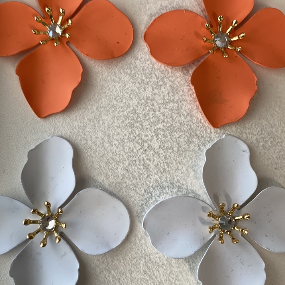 NWOT. C&C California Peach and White Floral Earrings